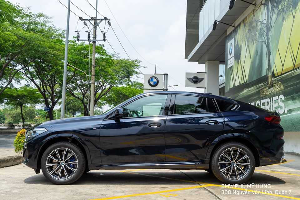 Chiếc xe BMW X6 msport màu đen và xanh đen kết hợp cực kỳ hoàn hảo giữa sự mạnh mẽ và đầy nam tính. Với sự kết hợp giữa hai gam màu đen và xanh đen, chiếc xe đẳng cấp này không những gây ấn tượng mạnh cho những người yêu thích xe hơi mà còn cho những người đơn giản yêu thích sự đẳng cấp và sang trọng. Hãy bấm vào ảnh để ngắm nhìn nó từ mọi góc độ!
